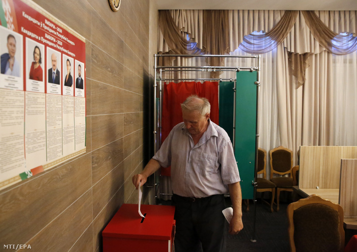 Leadja szavazatát egy férfi a fehérorosz elnökválasztás előzetes szavazásán Minszkben 2020. augusztus 7-én