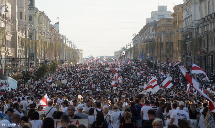 A fehérorosz elnökválasztás eredménye és az azt követő tüntetés során történt erőszakos rendőri beavatkozás elleni tiltakozás résztvevői Minszkben 2020. augusztus 16-án.