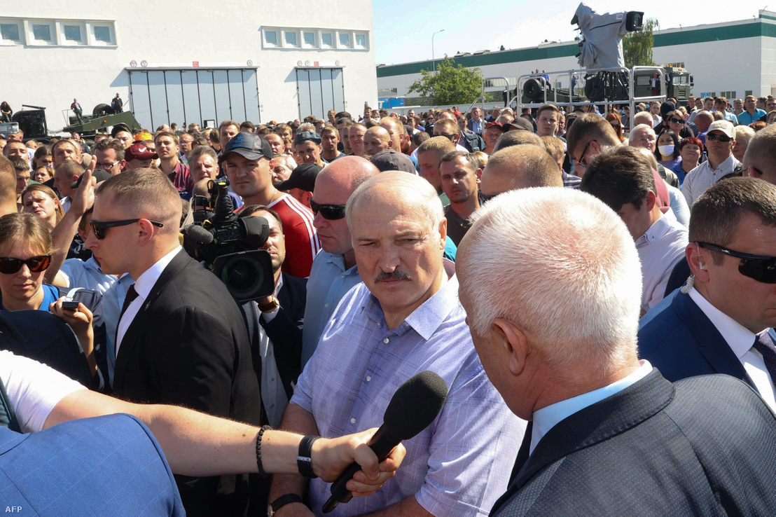 Alekszandr Lukasenko a minszki MZKT dolgozói között 2020. augusztus 17-én.