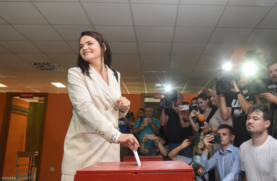 Szvetlana Tyihanovszkaja ellenzéki elnökjelölt leadja szavazatát a fehéroroszországi elnökválasztáson Minszkben 2020. augusztus 9-én.