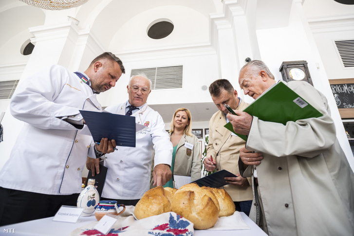 A Magyar Pékszövetség kenyérversenyének második körös zsűrizése a budapesti Ybl Bistróban 2020. július 7-én.