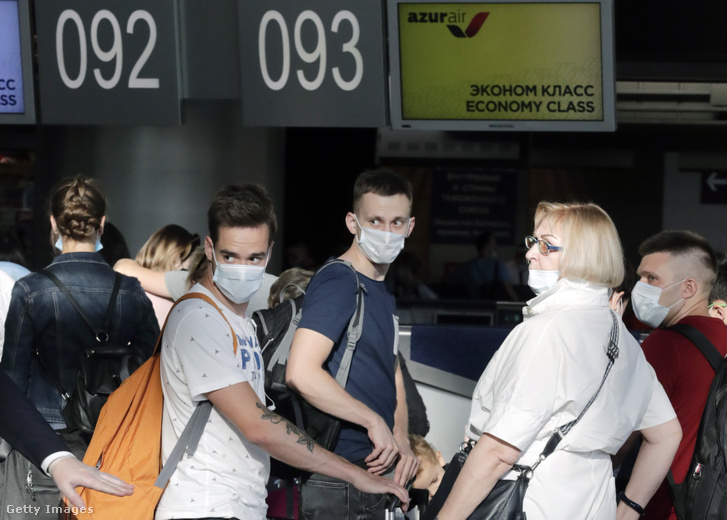 Várakozó utasok a Seremetyjevó nemzetközi repülőtéren, 2020. augusztus 10-én.