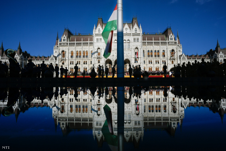 Katonai tiszteletadás mellett a közjogi méltóságok jelenlétében felvonják Magyarország nemzeti lobogóját az államalapító Szent István király ünnepe alkalmából tartott díszünnepségen és tisztavatáson az Országház előtt a Kossuth Lajos téren 2020. augusztus 20-án.