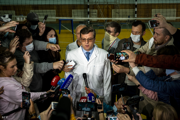 Alexander Murakhovsky főorvos az omszki sürgősségi kórházban Alekszej Navalnij állapotáról nyilatkozik 2020. augusztus 21-én.