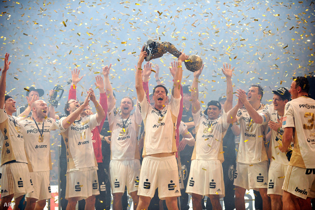 A Kiel csapat ünnepli az előző idény Final Four győzelmét