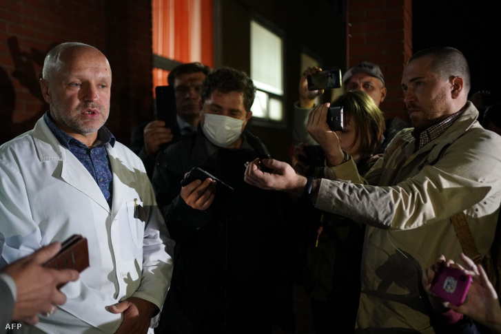 Alekszej Kalinyicsenko, az omszki kórház vezető orvosa tájékoztatja az újságírókat Alekszej Navalnij állapotáról 2020. augusztus 21-én.