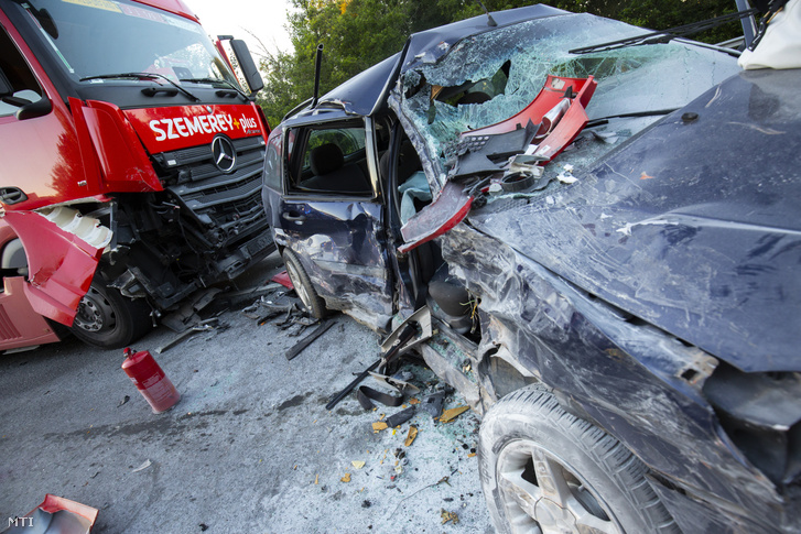 Összeroncsolódott személyautó és kamion a 7-es főút szabadhegyi elágazójánál Nagykanizsán 2020. augusztus 21-én. A személyautó vezetője életveszélyesen megsérült.