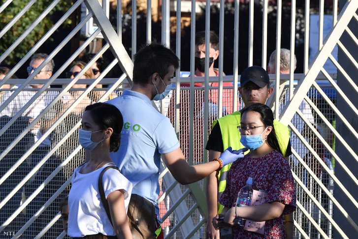 A koronavírus-járvány miatti óvintézkedések betartásával, testhőmérséklet-mérés után engedik be a nézőket a Magyar Állami Operaház Eiffel Műhelyházának udvarán megrendezésre kerülő Parkfoglaló gálára 2020. augusztus 19-én