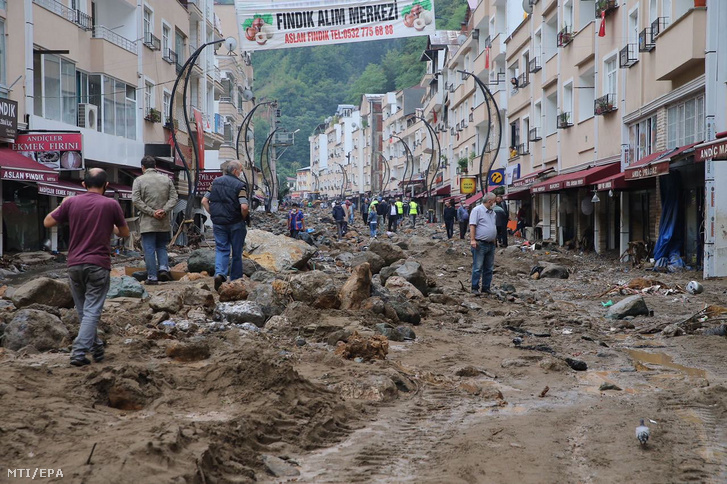 Árvíz pusztításának nyomai a törökországi Giresun tartományban fekvő Dereliben 2020. augusztus 23-án