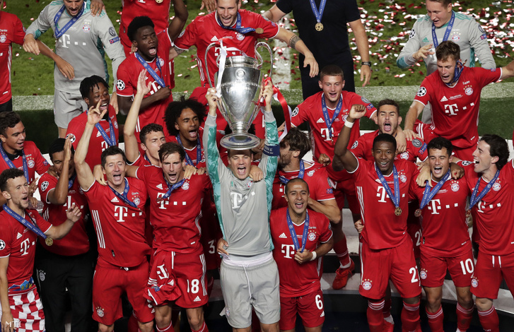 Manuel Neuer a Bayern München kapusa és csapattársai a trófeával miután 1-0-ra győztek a Paris Saint-Germain ellen a labdarúgó Bajnokok Ligájának lisszaboni döntőjében 2020. augusztus 23-án.