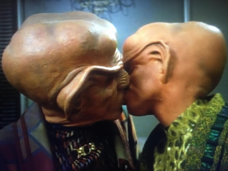 Ahol a férfiak sírtak: Quark búcsúcsókja az asszisztensnőjével.