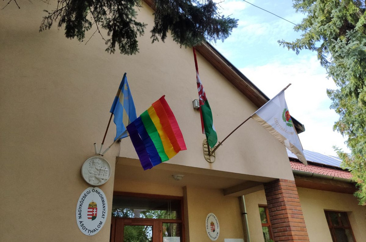 Kézzel készített szivárványos zászló Ásotthalom önkormányzatának épületén