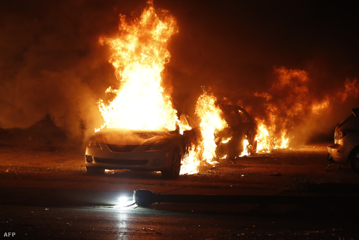 Lángoló autók a megyei bíróságtól néhány tömbnyire, amit a Jacob Blake lelövése miatt tiltakozók gyújtottak fel Kenoshában 2020. augusztus 24-én