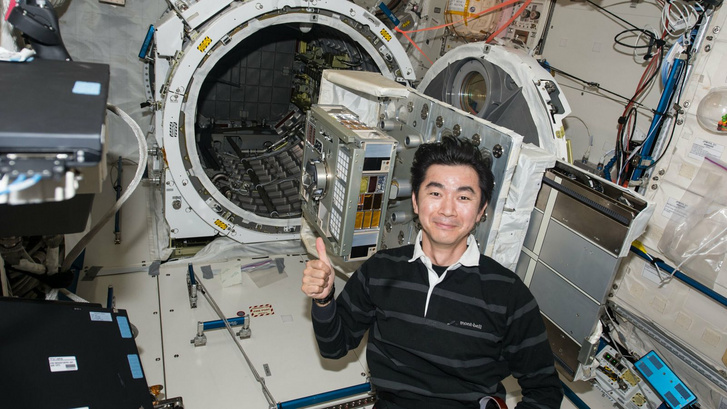 Jui Kimija japán űrhajós helyezte ki a baktériumkísérletet az ISS külső falára