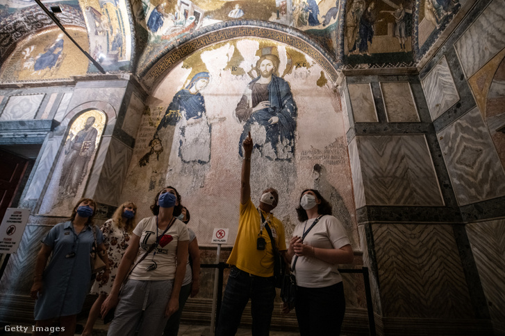 Turisták a templom 13. századi Deészisz mozaikja alatt