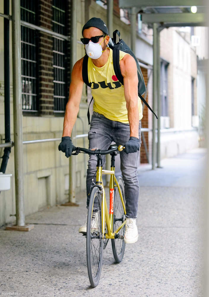 Justin Theroux a napokban biciklire pattant, és sportemberként tekert végig New York utcáin.