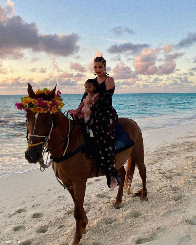 Khloé Kardashian romantikusan ellovagolt a naplementében kislányával