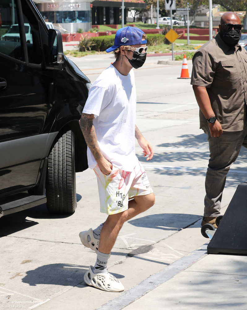 Ez a kép augusztus 25-én készült, és éppen Justin Bieber érkezik rajta egy Bevery Hillsben, feleségével elköltött, romantikud ebéd után