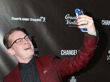 Macaulay Culkin 40 lett, és kíméletlenül viccelődik saját magán