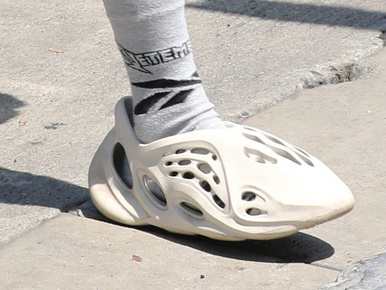 Justin Bieber a Yeezy márka Crocs-papucsra emlékeztető futócipőjében menőzött