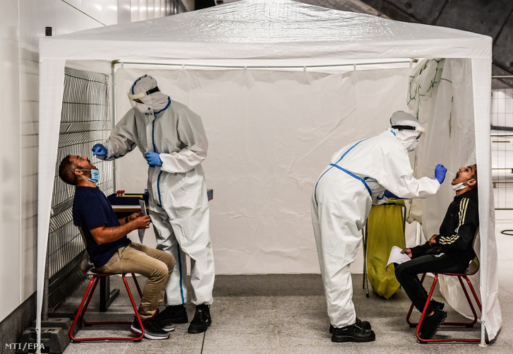 Ingyenes koronavírus-tesztet végeznek az utasokon a Vöröskereszt dolgozói Berlin központi pályaudvarán