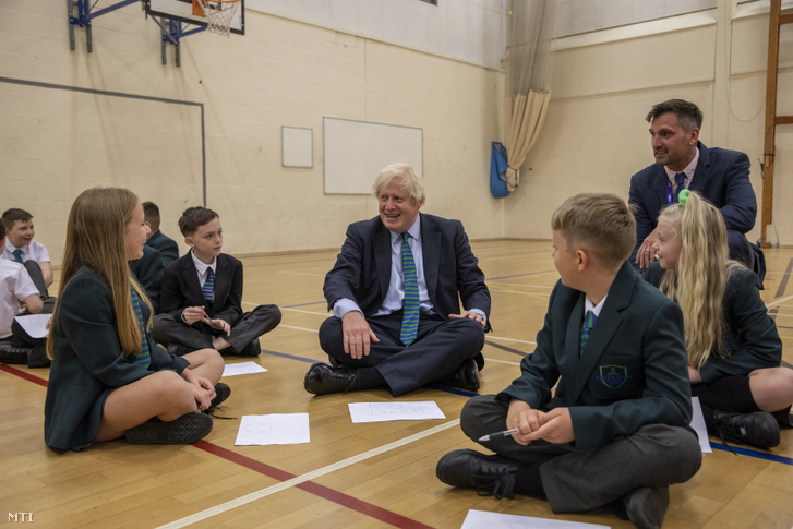 Boris Johnson brit miniszterelnök részt vesz egy órán az angliai Coalville Castle Rock nevű iskolájában az első tanítási napon 2020. augusztus 26-án