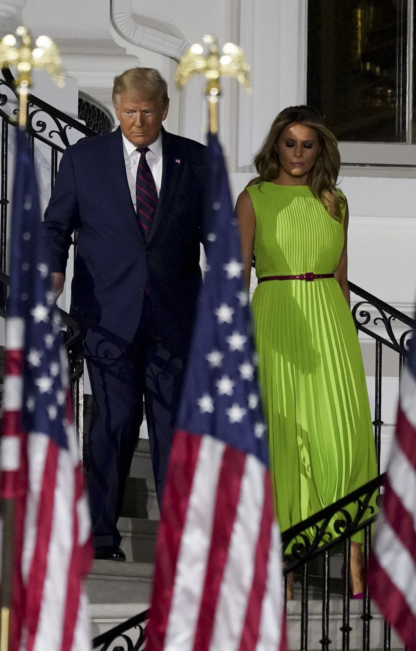 Melania Trump lime-zöld ruhája telitalálat volt. Egy piros övvel dobta fel a szettjét.