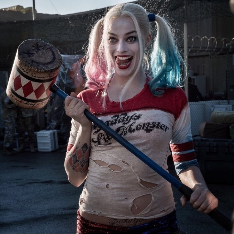 De ott van még a sokak által kedvelt Harley Quinn karaktere, aki ugyancsak ezzel a hajviselettel robbant be a köztudatba az Öngyilkos osztag című filmmel.