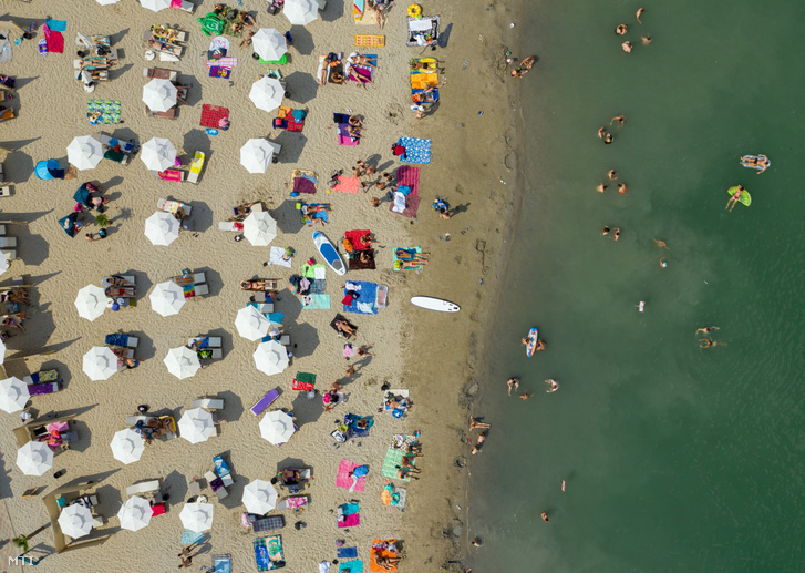 Strandolók kánikulában a budakalászi Lupa-tónál