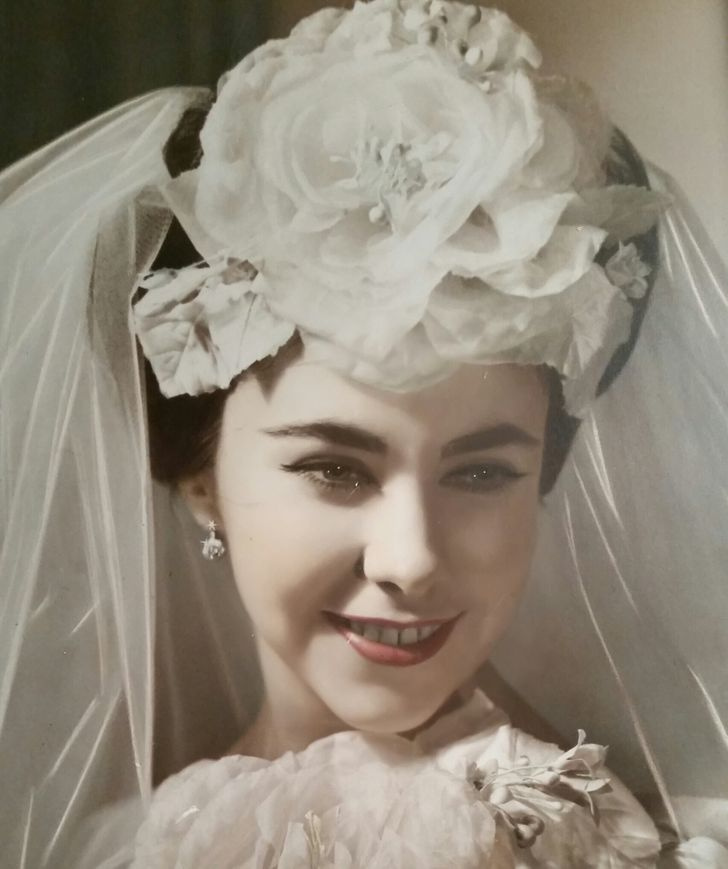 Nagyon nehéz elhinni, hogy a képen látható lány még csak 18 éves: olyan finom és nőies eleganciával viseli a menyasszonyi ruháját, hogy azt bárki megirigyelhetné. 1945-ben készült a fotó, és bár akkoriban nem volt jellemző az erősebb smink esküvőre, ő mégis bevállalta.