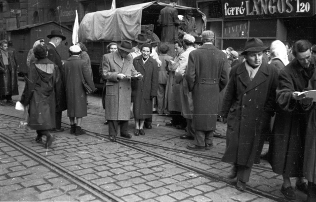 Röplaposztás a Visegrádi utcában 1956-ban.