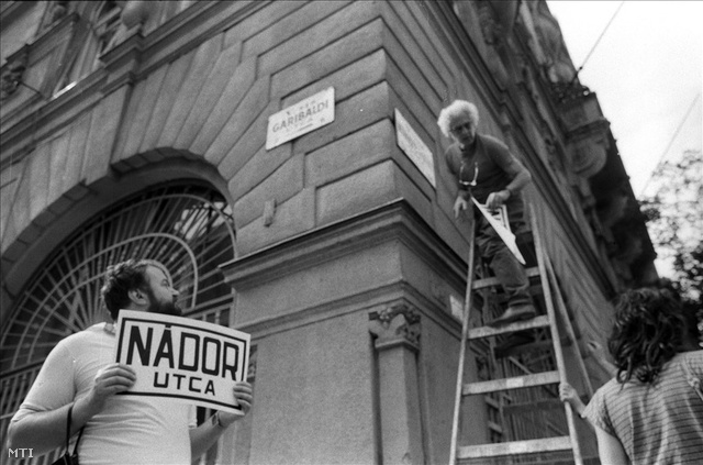 1989. Krassó György  a budapesti Münnich Ferenc utcai demonstráción, amelyen az utcatáblákat letakarták és Nádor utca feliratokat helyeztek el.