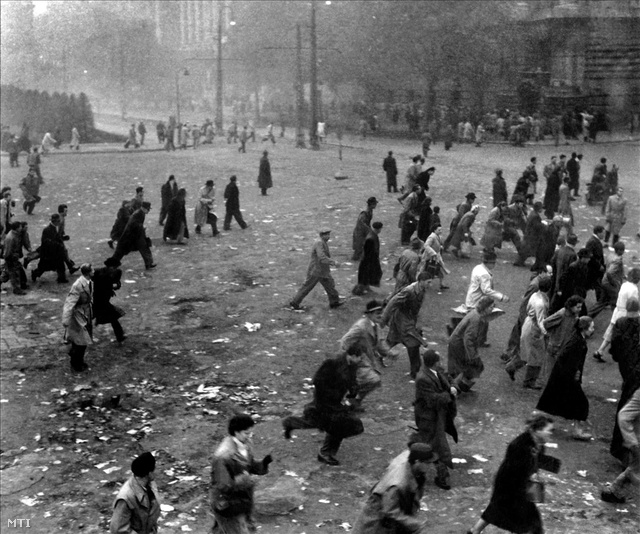 1956. október 25. A sortűz elől menekülő tüntetők a Kossuth téren.