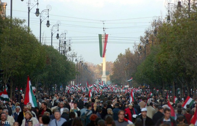 2002. október 23.Az 1956-os forradalom és szabadságharc 46. évfordulóján a Szövetség a Nemzetért Polgári Kör ünnepi menetet szervezett a Terror Házától az Erzsébet térig ahol az összegyűltek előtt Orbán Viktor volt miniszterelnök mondott beszédet.