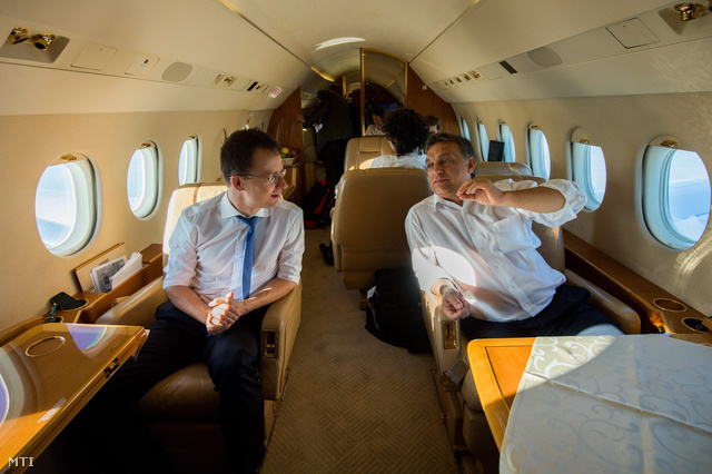 Szijjártó Péter és Orbán Viktor útban hazafelé az Európai Unió brüsszeli csúcstalálkozójáról