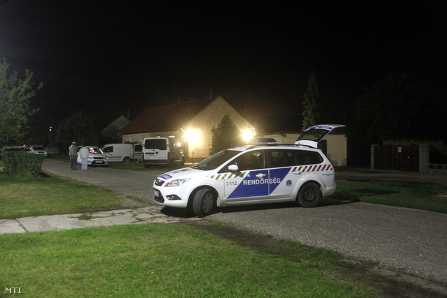 Rendőrök a helyszínt biztosítják Táton 2012. október 18-án az éjszakai órákban.