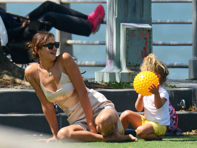 Irina Shayk és kislánya egy parkban futottak össze a modell új párjával