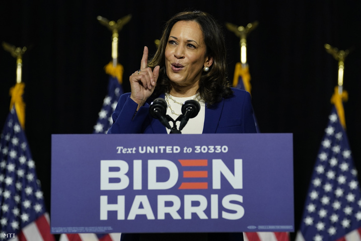 Kamala Harris kaliforniai szenátor Joe Bidennek a demokraták várható elnökjelöltjének alelnökjelöltje a Delaware állambeli Wilmingtonban tartott kampányrendezvényen 2020. augusztus 12-én