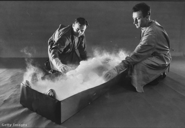 Robert Nelson és dr. Dante Brunol mutatják a fagyasztás folyamatát