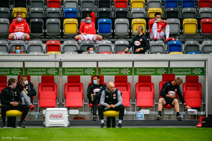 A Fortuna Düsseldorf csapatának tagjai a Paderborn 07 elleni mérkőzésen 2020. május 16-án