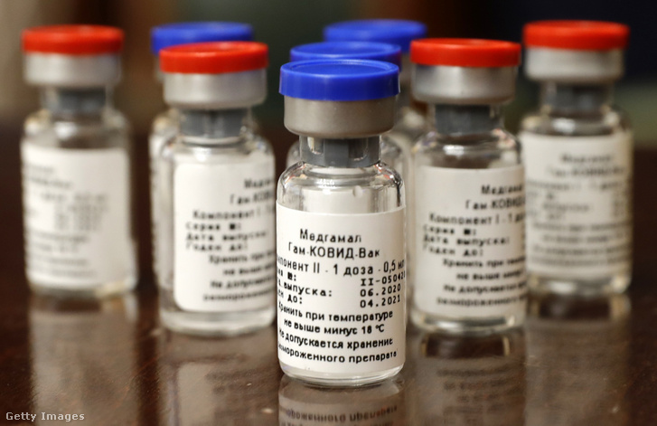 Az oroszok COVID-19 elleni kétkomponensű adenovírus alapú vakcinái ampullákban, melyet az Orosz Egészségügyi Minisztérium Gamalei Epidemiológiai és Mikrobiológiai Tudományos Kutatóintézete fejlesztett ki. A vakcina 2021. január 1-jén lesz elérhető a nagyközönség számára.