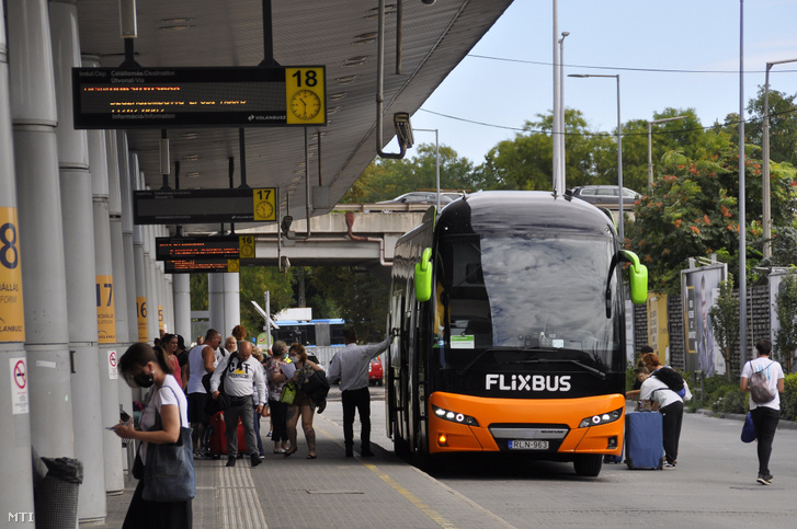 Távolsági autóbusz a Népliget autóbusz-pályaudvaron