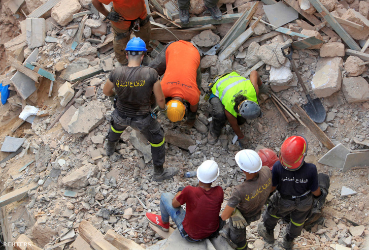 Mentőalakulat kutat a romok alatt túlélők után Bejrútban 2020. szeptember 4-én