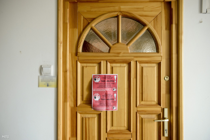 A koronavírus-járvány megfékezése érdekében hatósági felirat egy járványügyi megfigyelés alatt álló személy lakásának ajtaján