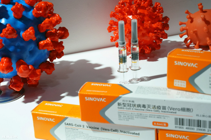 Koronavírus elleni védőoltás, amit a Sinovac gyárt egy pekingi kiállításon