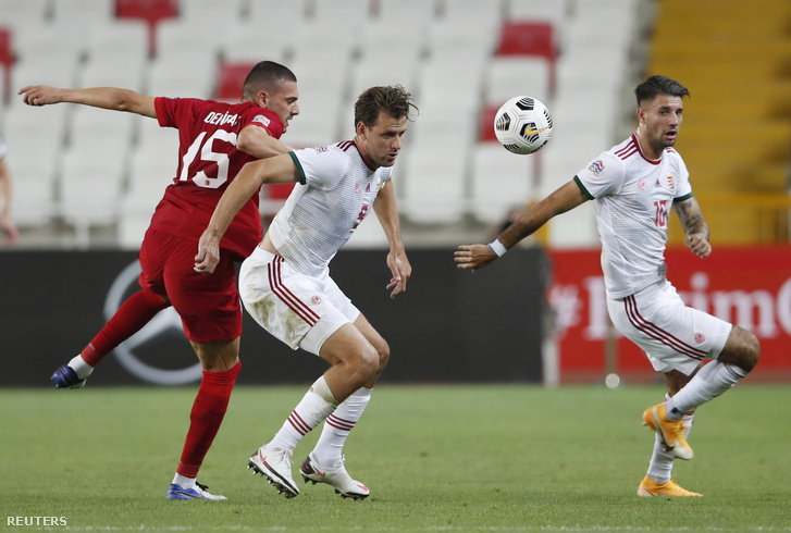 Szalai Ádám harcol a labdáért a mérkőzésen