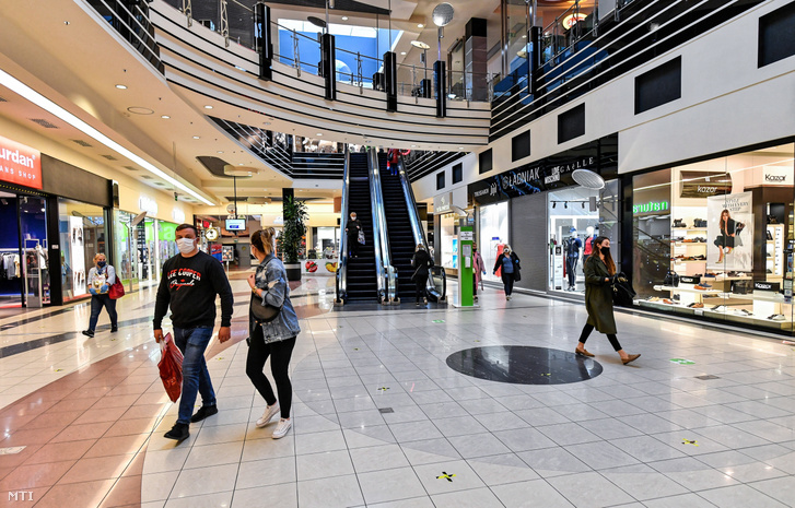 A lublini Olimp bevásárlóközpont a koronavírus-járvány idején 2020. május 5-én. Bár a járvány miatt elrendelt korlátozások enyhítésképpen a lengyel kormány engedélyezte a bevásárlóközpontok újranyitását egyelőre csak kevés vásárló keresi fel az üzleteket.