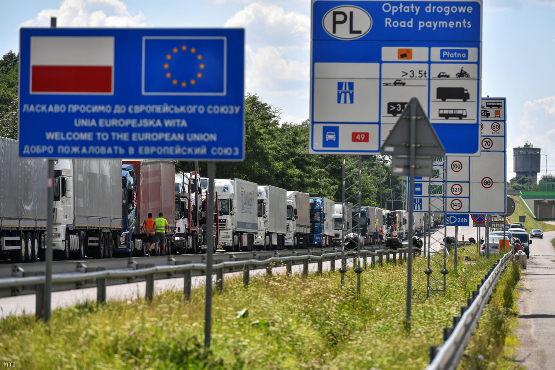 Teherautók sorakoznak a lengyel-ukrán határátkelõ elõtt a lengyelországi Dorohuskban 2020. augusztus 10-én