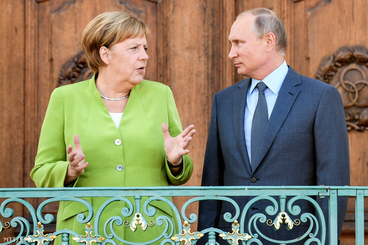 Angela Merkel kancellár (b) és Vlagyimir Putyin orosz elnök