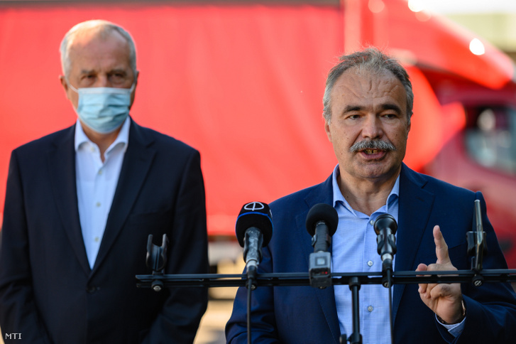 Nagy István agrárminiszter a térség fideszes országgyûlési képviselõje (j) beszél mellette Kontrát Károly a Belügyminisztérium parlamenti államtitkára (b) A kormánynak fontos a határmenti települések véleménye címmel tartott közös sajtótájékoztatójukon a hegyeshalmi határátkelõnél 2020. szeptember 5-én.